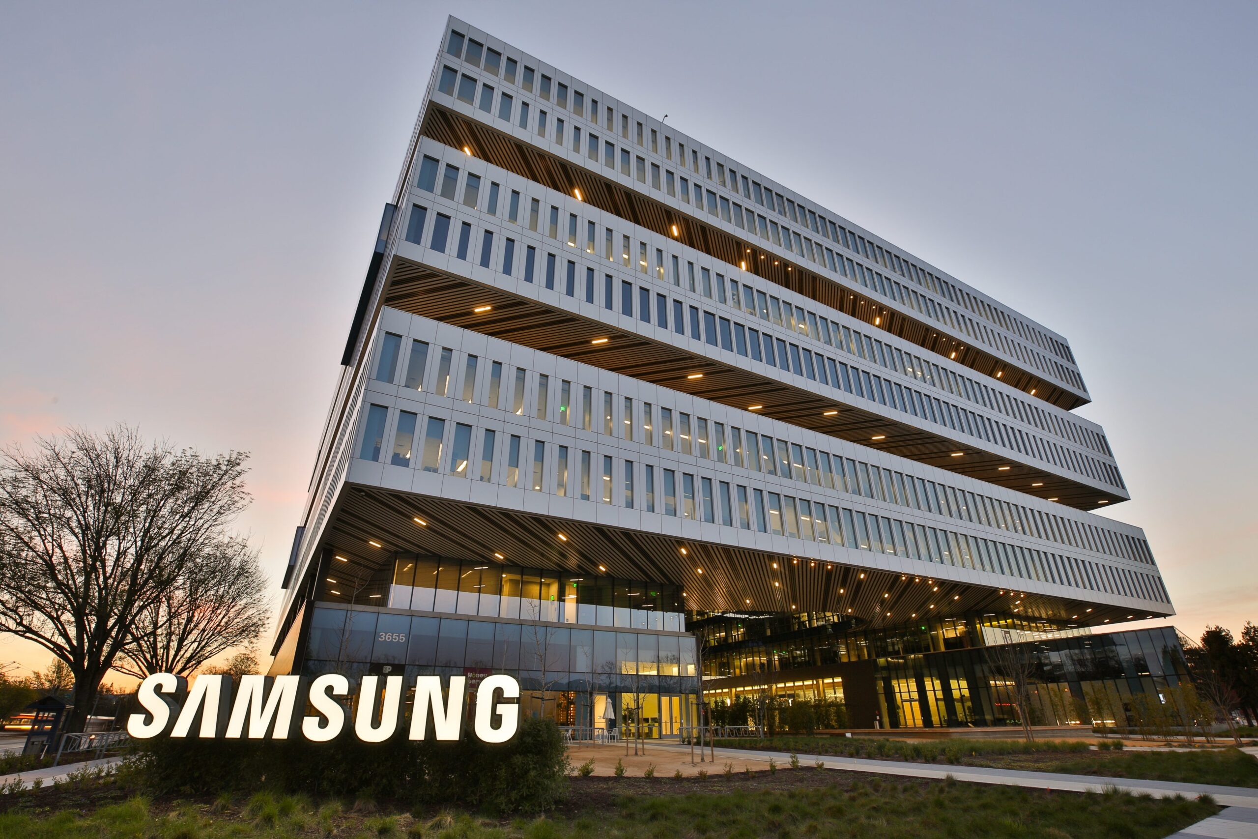 Samsung’s Tiny Recursive Model Outperforms Giant AI Systems in Reasoning Benchmarks 
